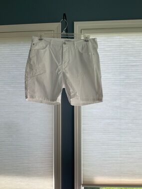 Curvy Fit Flat-Front White Women's Shorts - Mid Rise
